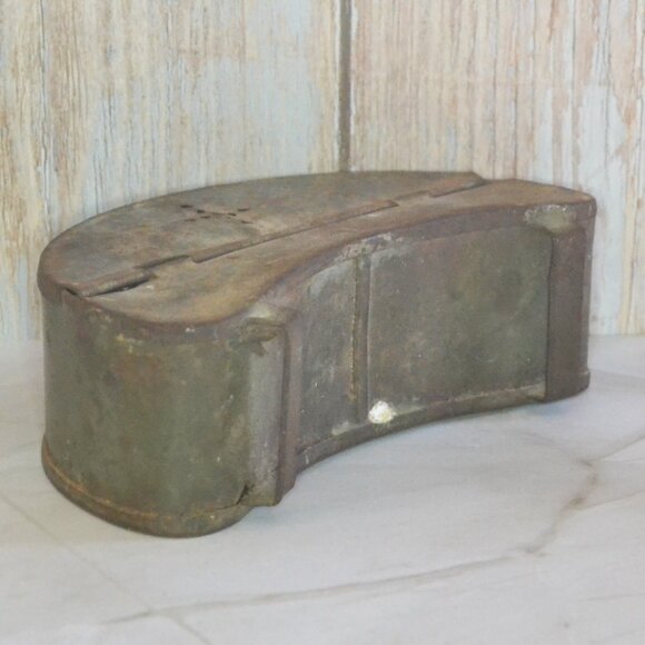 Vintage Tin Bait Box With Belt Loops Fishing Accessories Storage - Picture 3 of 5